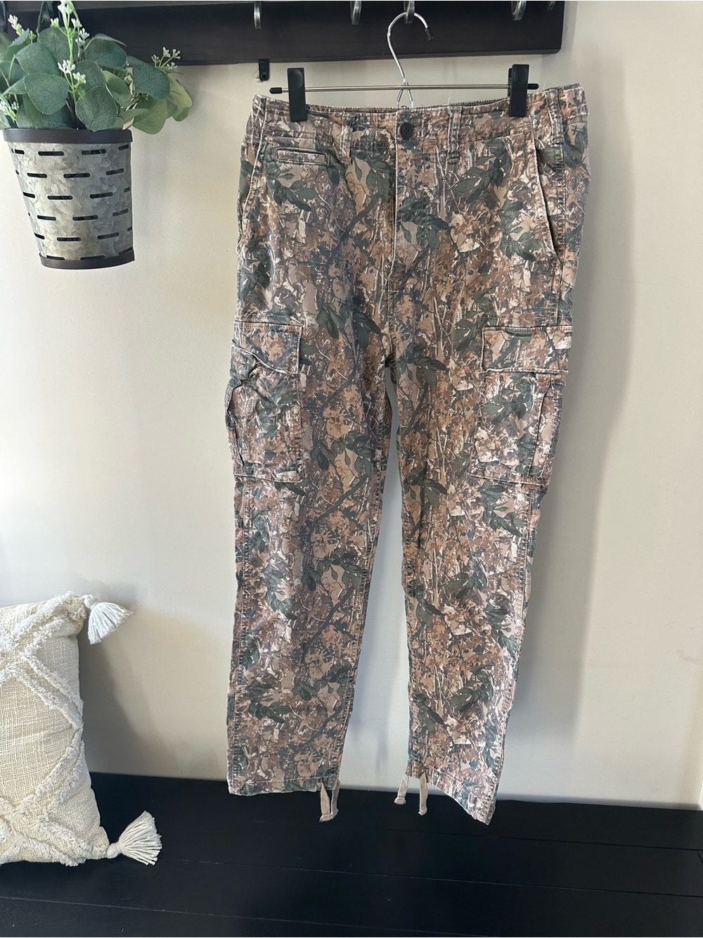 American Eagle Outfitters Men's Camouflage Cargo Pants.